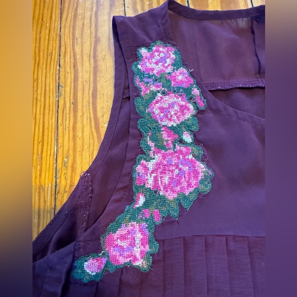 American Eagle Outfitters Pleated, Rose Embroidery Tank in plum- Size M - Picture 3 of 5